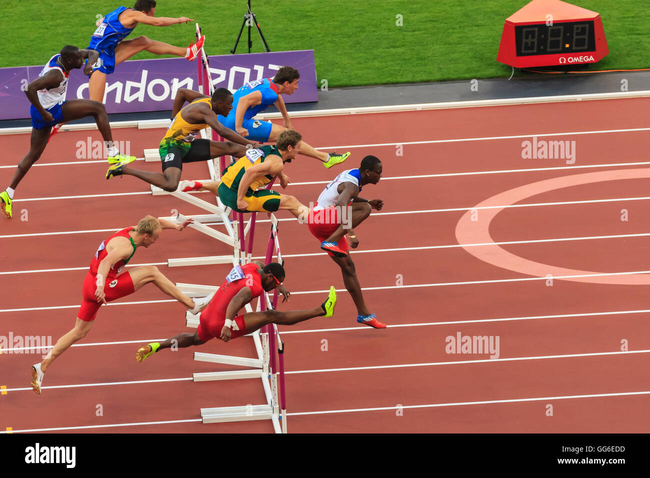 I concorrenti in Uomini 110m ostacoli Semi-finale chiaro ostacoli, Londra 2012 Stadium, giochi olimpici estivi di Londra, Inghilterra, Regno Unito Foto Stock