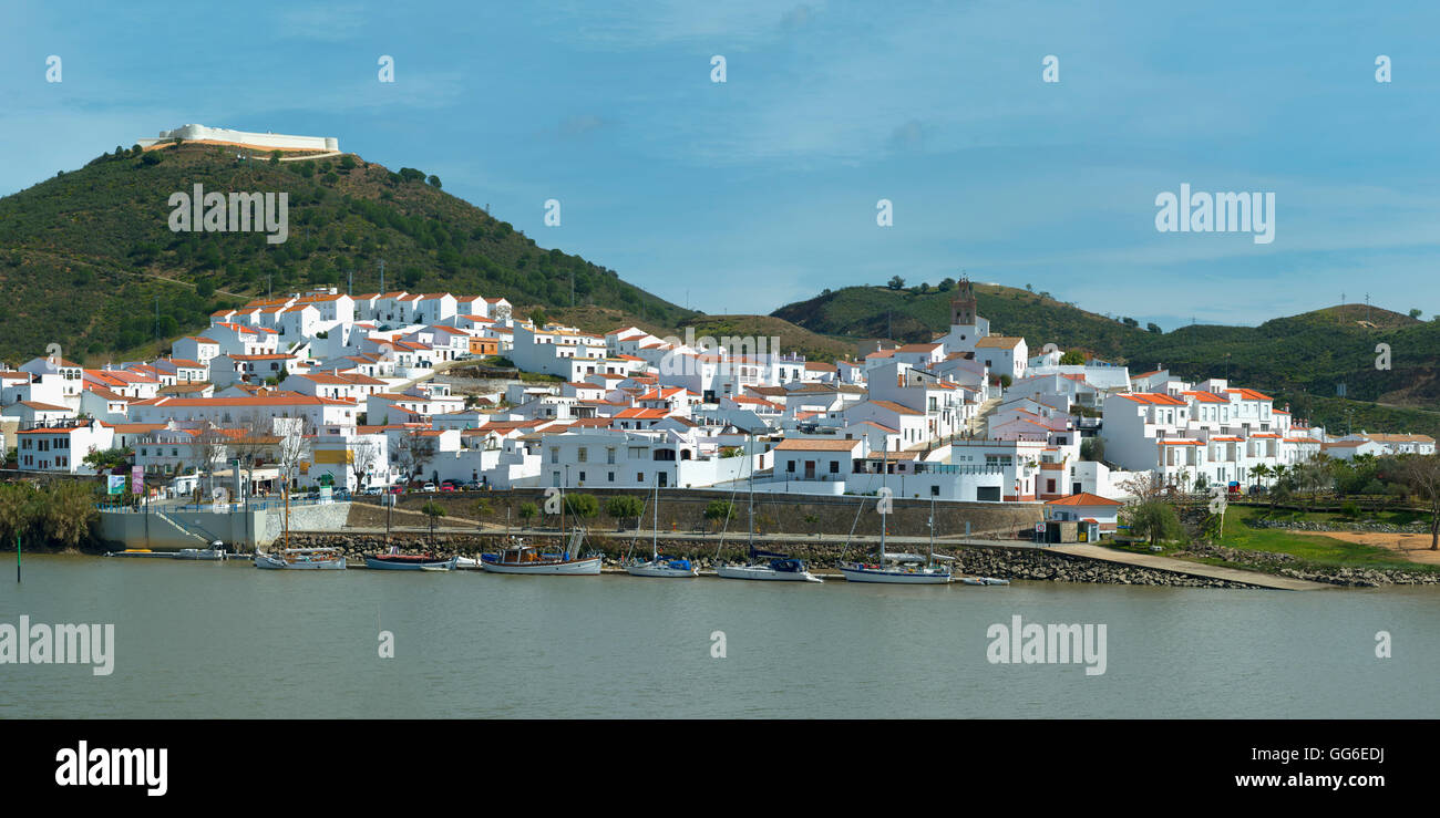 A Sanlucar De Guadiana village visto dalla città portoghese Alcoutim, Spagna, Europa Foto Stock