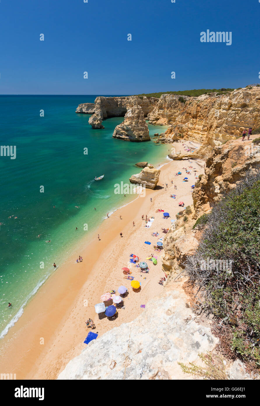 I turisti sulla spiaggia Praia da Marinha Circondato da oceano turchese, Caramujeira, Lagoa comune, Algarve, PORTOGALLO Foto Stock