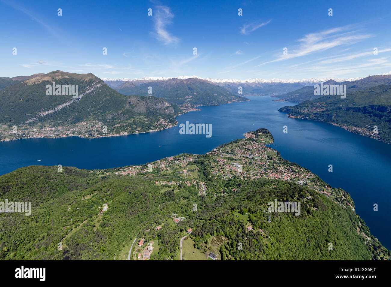 Vista aerea del villaggio di Bellagio telai dalle acque blu del lago di Como su una soleggiata giornata di primavera, Lombardia, Italia Foto Stock