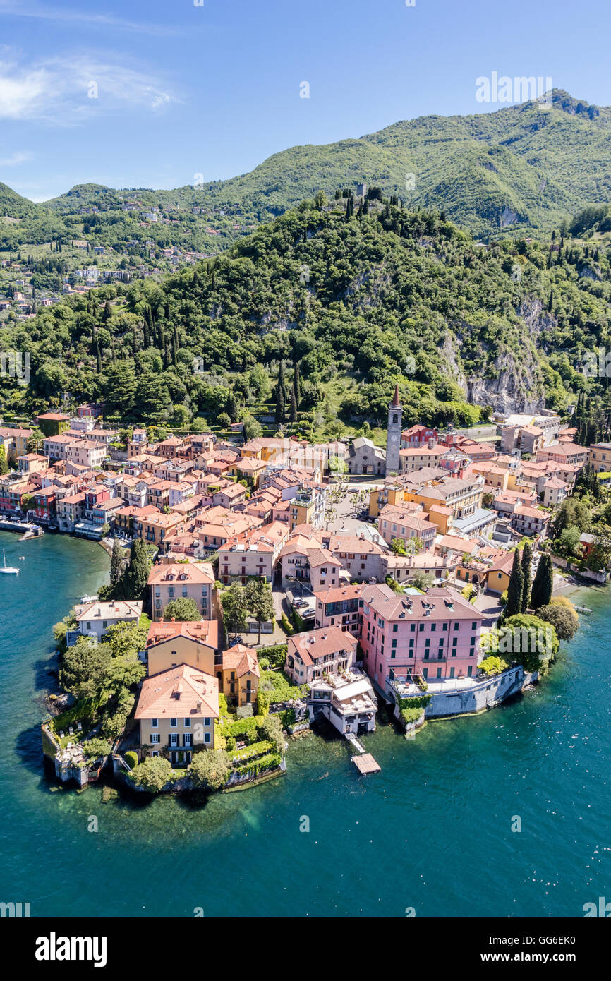 Vista aerea del pittoresco villaggio di Varenna circondato dal lago di Como e giardini, provincia di Lecco, Lombardia, Italia Foto Stock