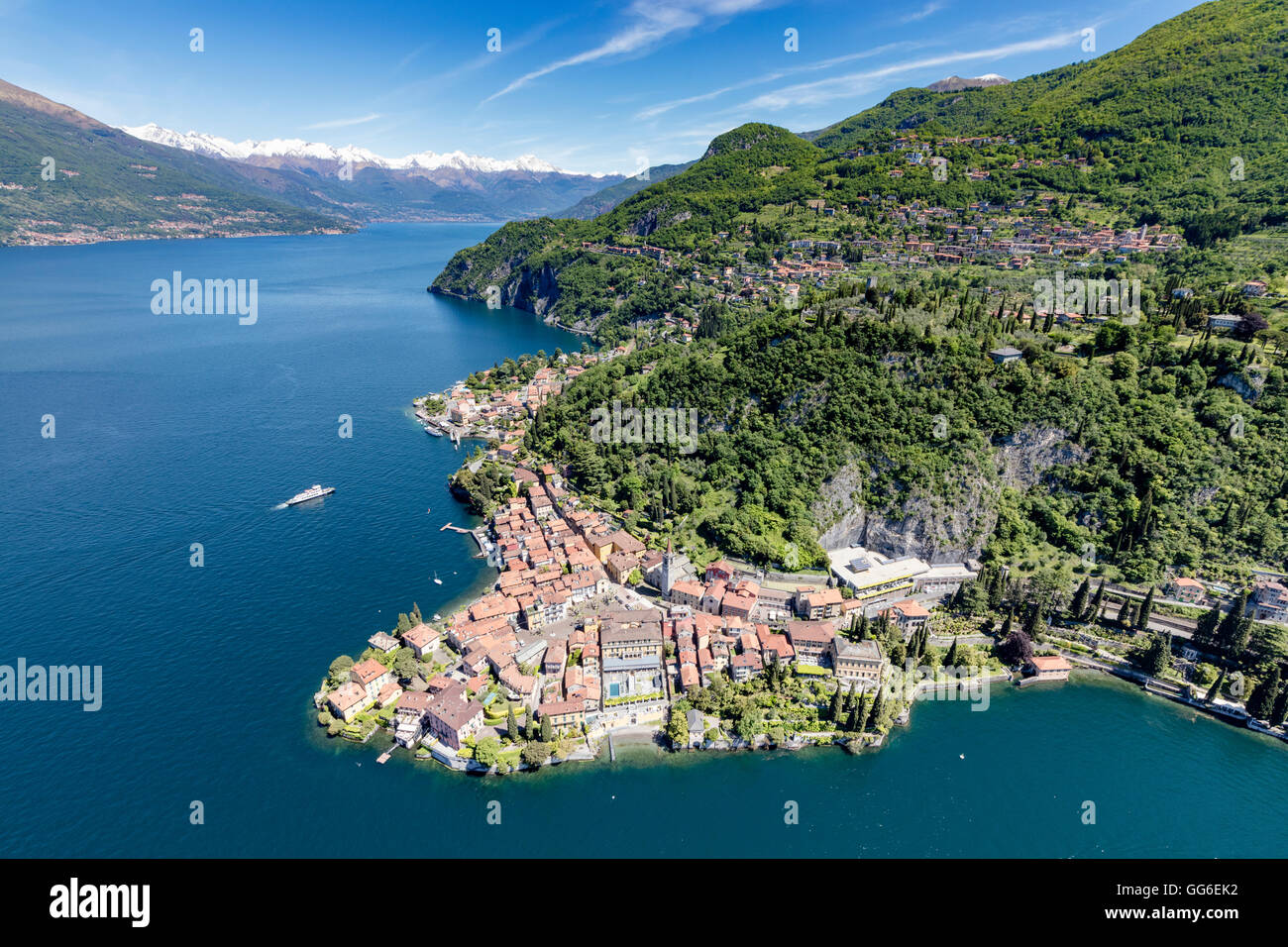 Vista aerea del pittoresco villaggio di Varenna circondato dal lago di Como e giardini, provincia di Lecco, Lombardia, Italia Foto Stock