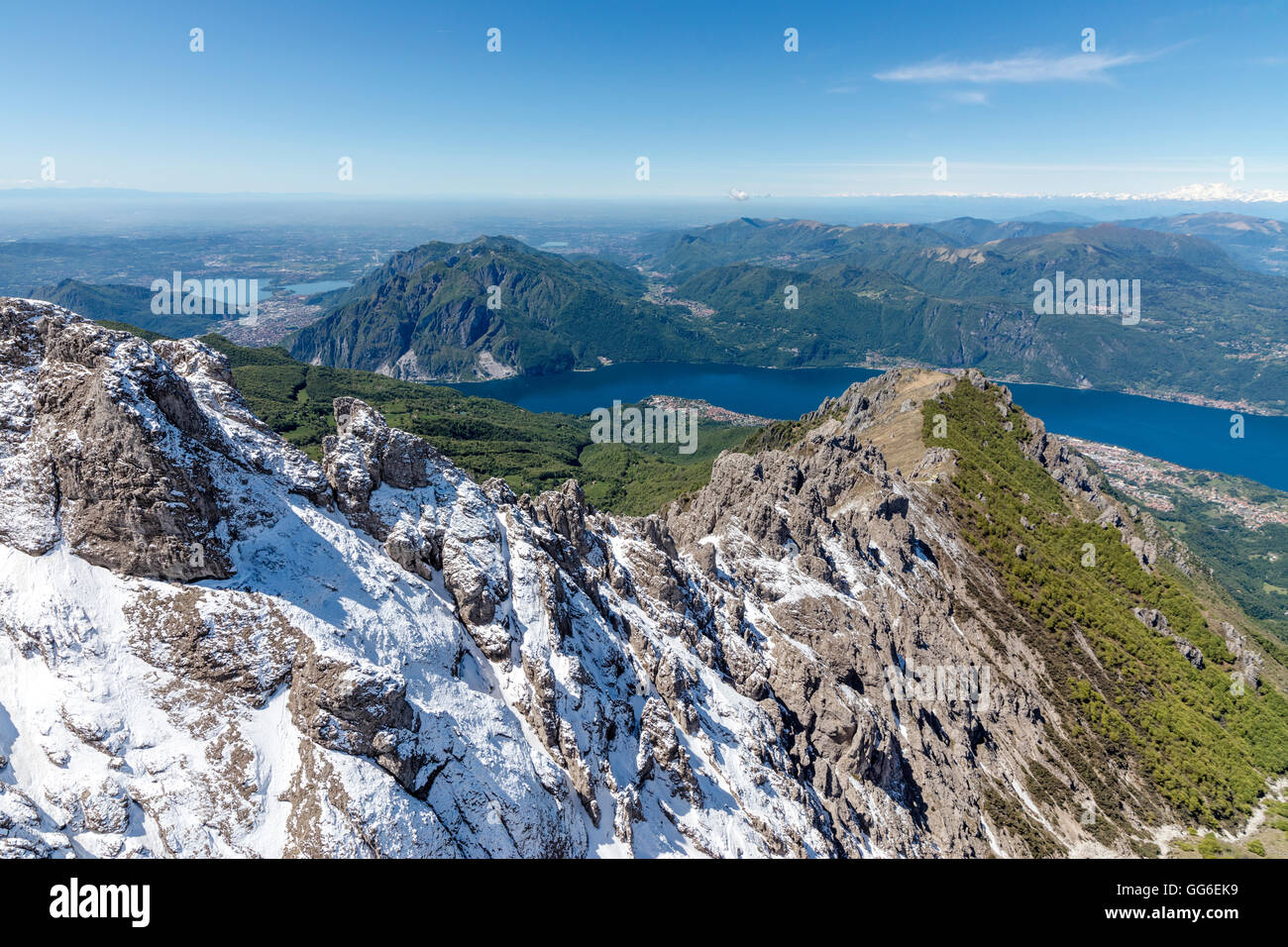 Vista aerea delle creste innevate della Grignetta montagna con il lago di Como in background, provincia di Lecco, Lombardia, Italia Foto Stock