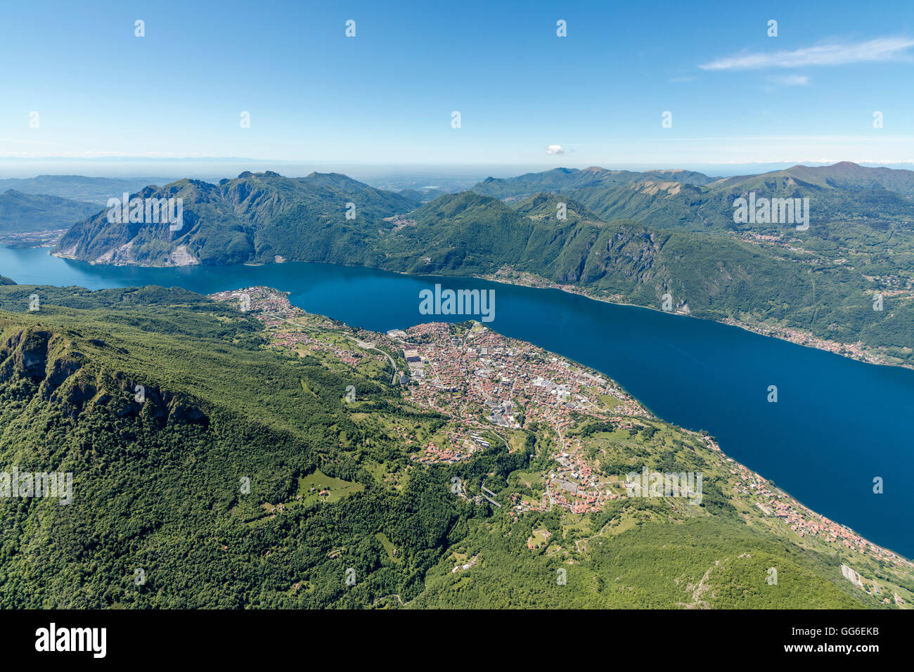 Vista aerea dei villaggi di Mandello del Lario e Abbadia Lariana che si affaccia sul Lago di Como e Provincia di Lecco, Lombardia, Italia Foto Stock