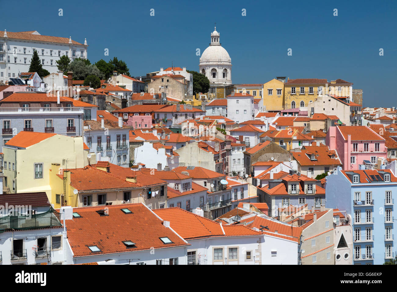 Tetti di terracotta e l'antica cupola vista dal Miradouro Alfama uno dei tanti punti di vista di Lisbona, Portogallo, Europa Foto Stock