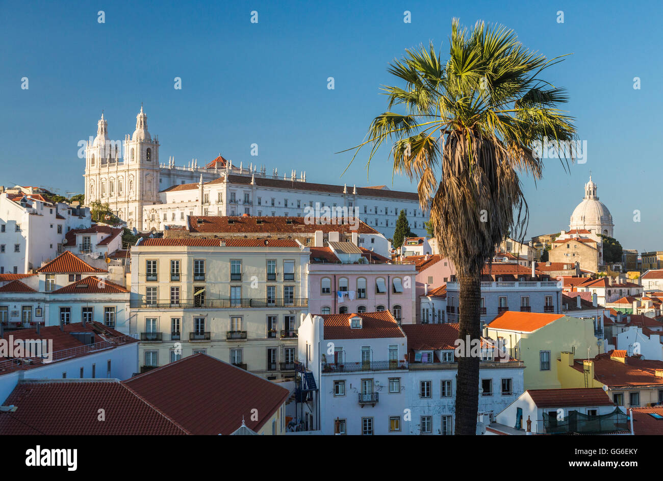 Vista dei tetti di terracotta e l'antico castello e la cupola Miradouro dal punto di vista di Alfama, Lisbona, Portogallo, Europa Foto Stock