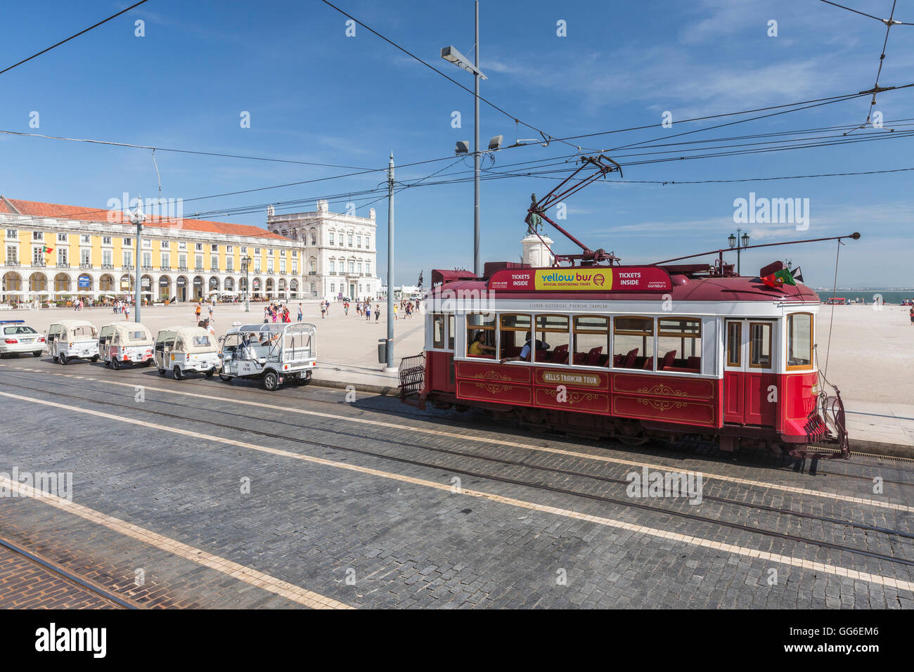 Un tipico tram rosso si ferma presso la storica Praca do Comercio piazza vicino al fiume Tago a Lisbona, Estremadura, Portogallo, Europa Foto Stock