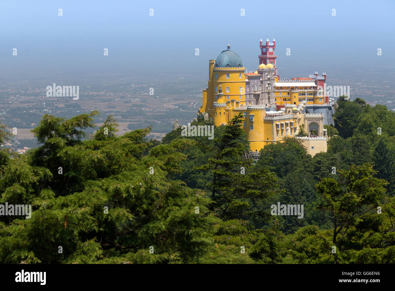 Il colorato e decorato il castello di Palacio da Pena, UNESCO, Sao Pedro de Penaferrim, Sintra, distretto di Lisbona, Portogallo Foto Stock