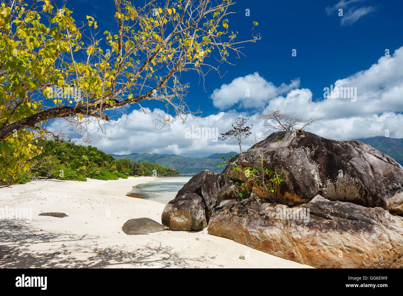 Guardando lungo le spiagge deserte di Sainte Anne per l'isola di Mahe al di là, Seychelles, Oceano indiano, Africa Foto Stock