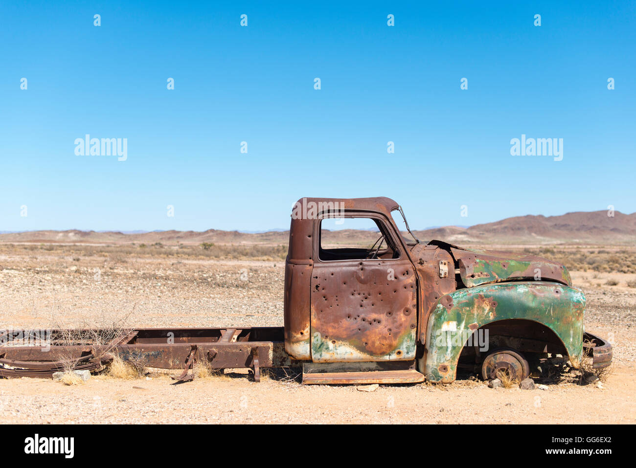Un arrugginito auto abbandonate nel deserto vicino a Aus nel sud della Namibia, Africa Foto Stock
