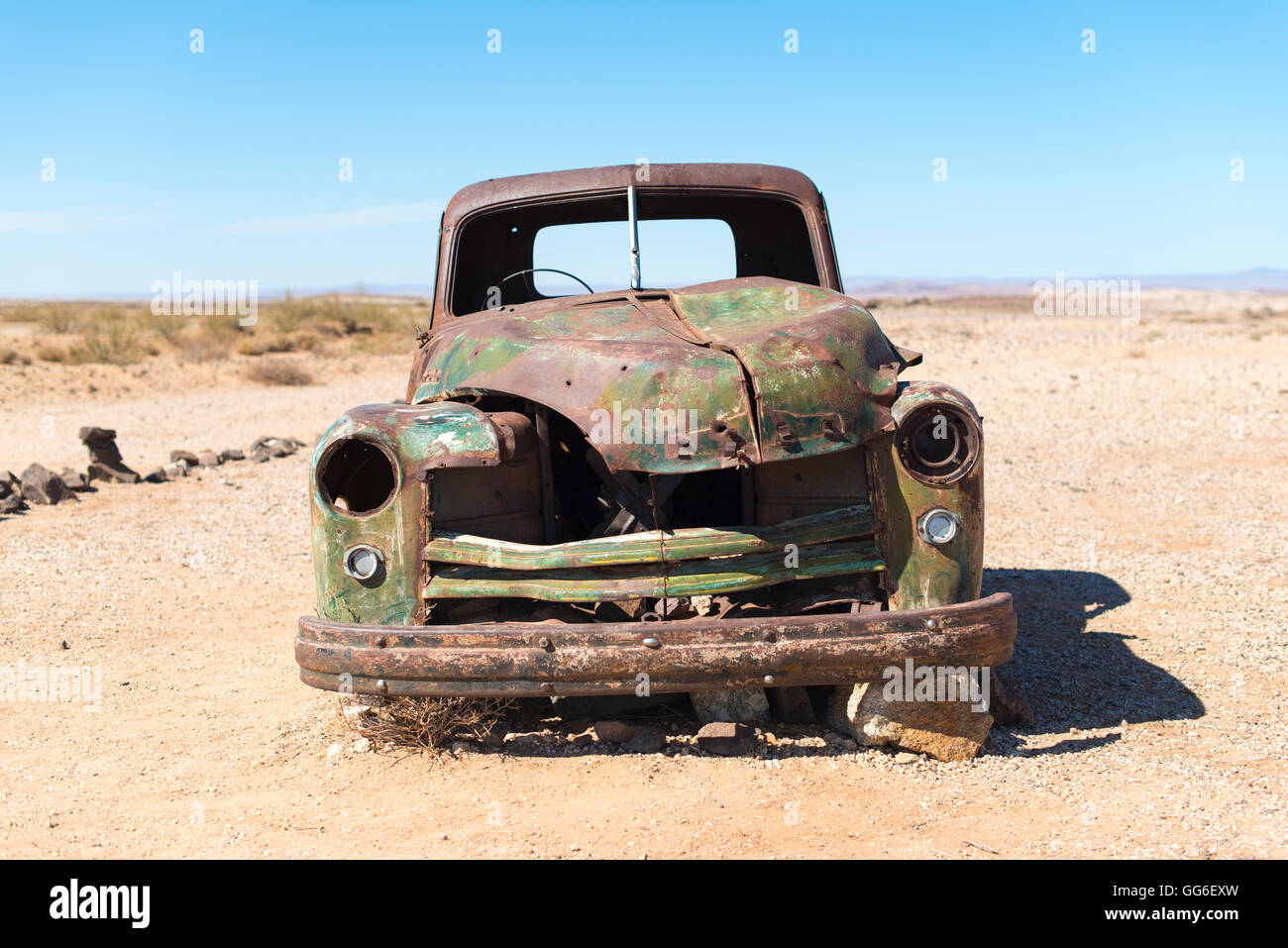 Un arrugginito auto abbandonate nel deserto vicino a Aus nel sud della Namibia, Africa Foto Stock