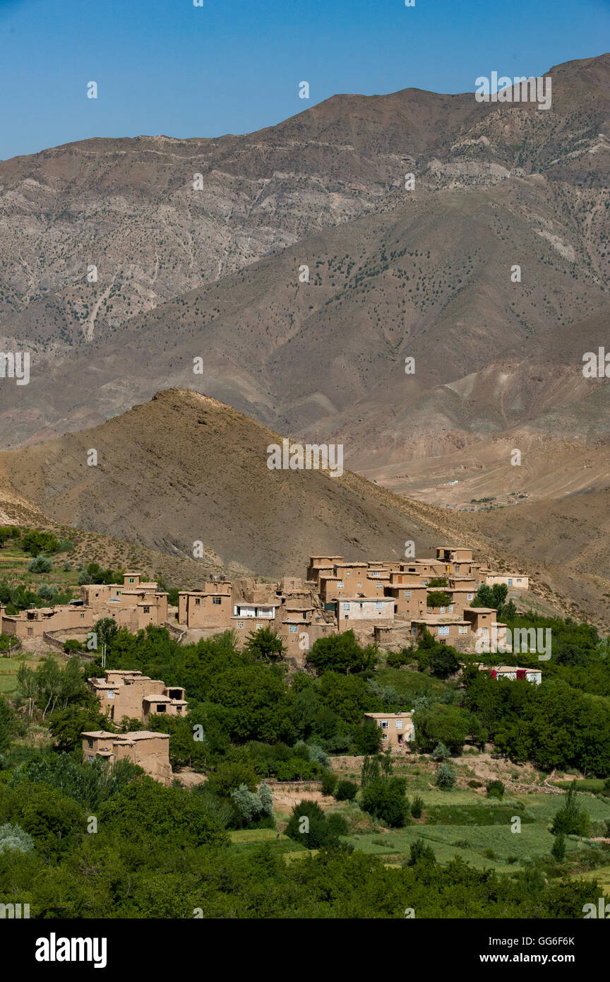 Un villaggio e campi terrazzati di grano e patate in Panjshir Valley, Afghanistan, Asia Foto Stock