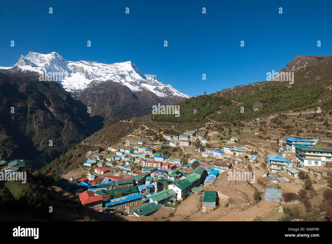 Namche, il principale centro commerciale e turistico di Khumbu con Kongde Ri picco, 6187m, in background, Himalaya, Nepal Foto Stock