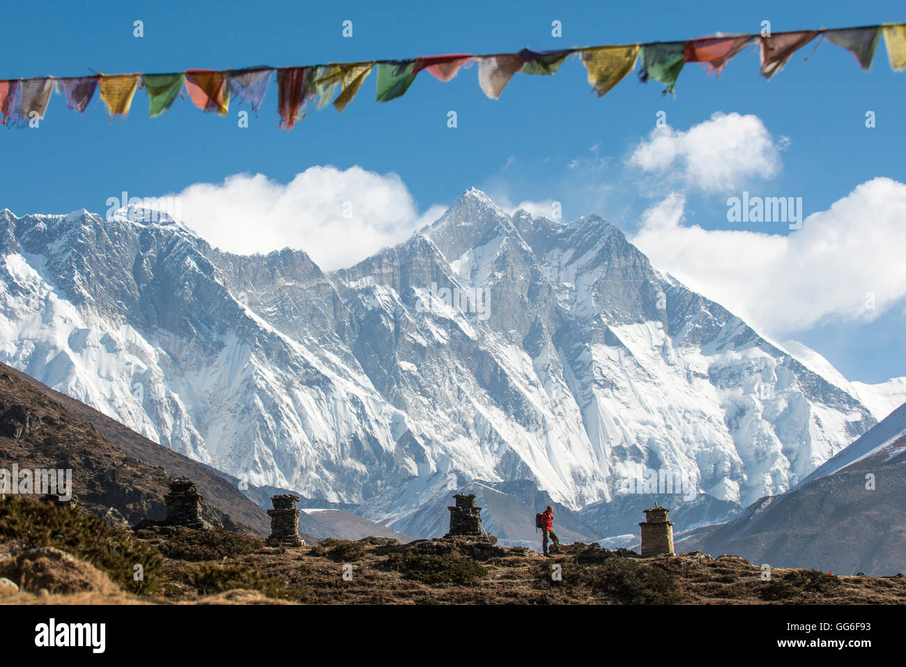 Un trekker sul loro modo al Campo Base Everest, Everest è il picco a sinistra, Himalaya, Nepal Foto Stock