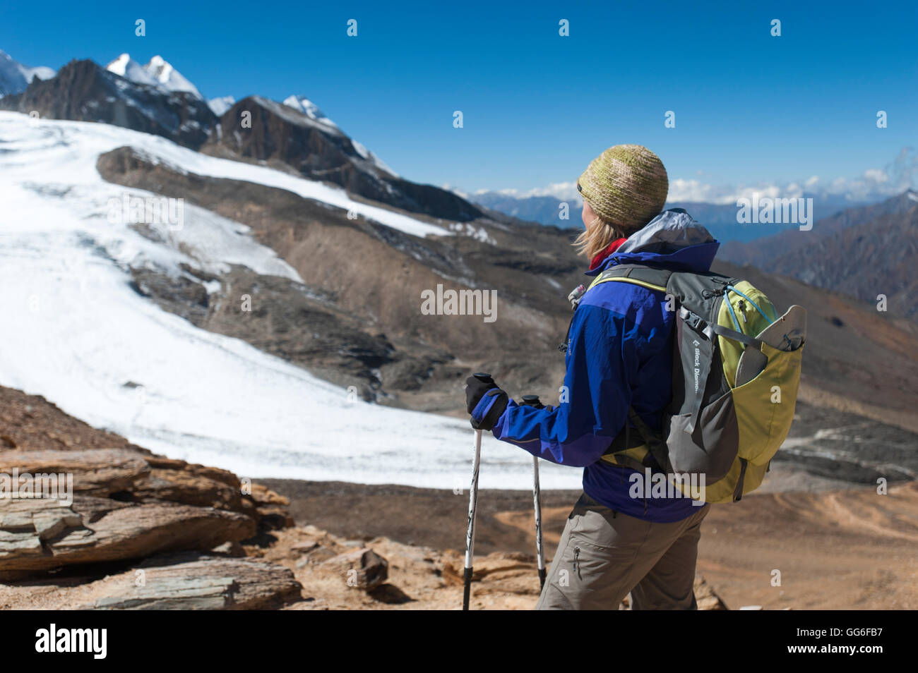 Ammirate la vista dalla cima del Kagmara La, il punto più alto della valle Kagmara a 5115m nel Dolpa, Himalaya, Nepal Foto Stock