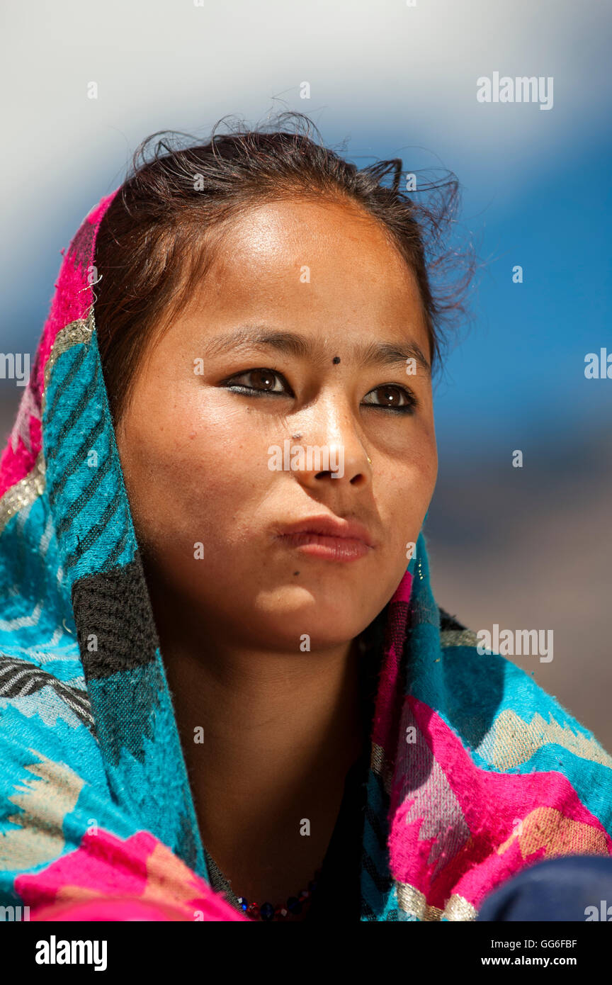 Una ragazza nepalese dalla remota regione Dolpa, Nepal, Asia Foto Stock