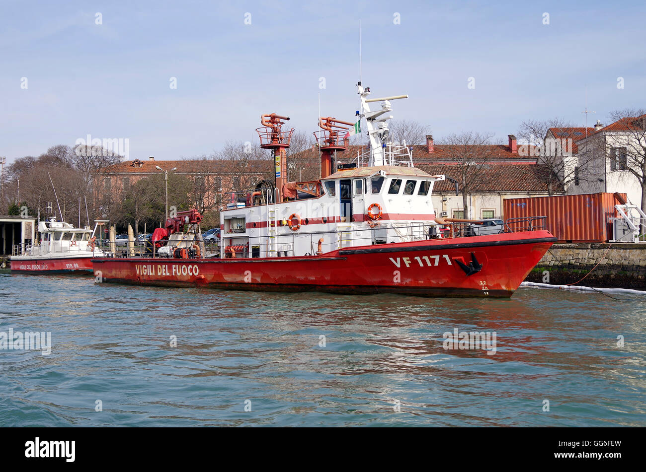 Venezia Italia Fire barca ormeggiata nei pressi del porto commerciale Foto Stock