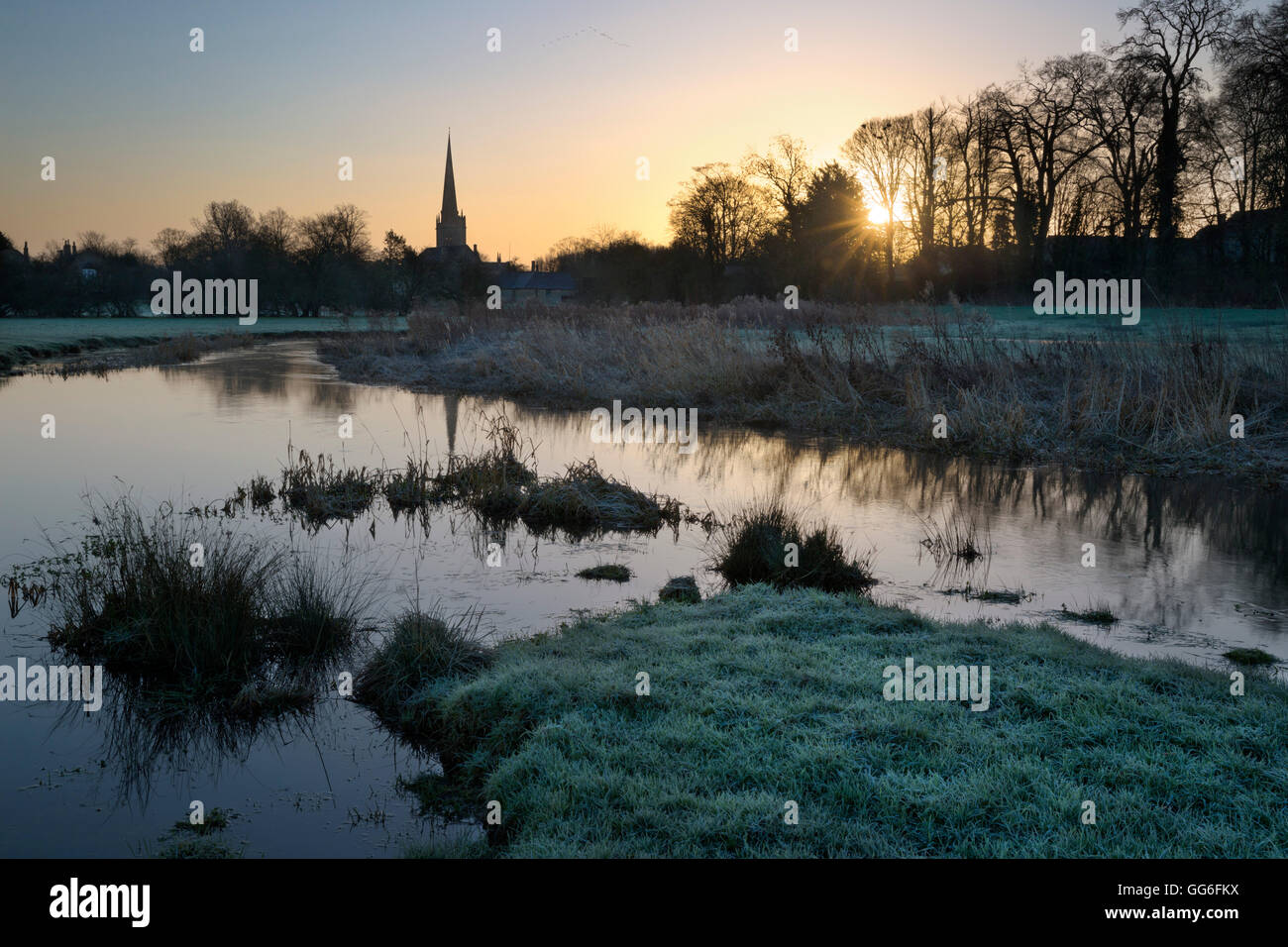 Burford chiesa e Fiume Windrush sul gelido inverno mattina, burford, Cotswolds, Oxfordshire, England, Regno Unito, Europa Foto Stock