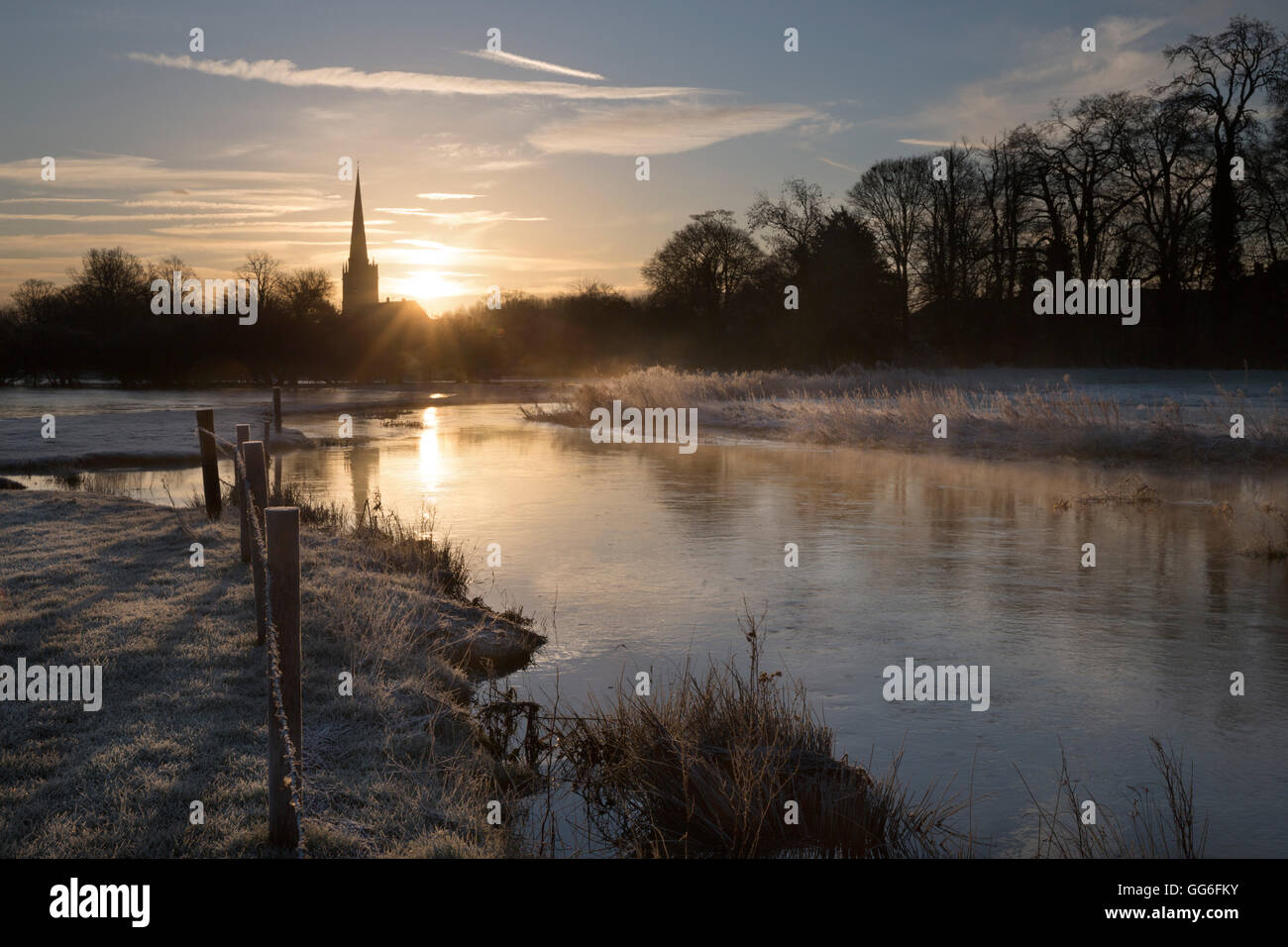 Burford chiesa e Fiume Windrush sul gelido inverno mattina, burford, Cotswolds, Oxfordshire, England, Regno Unito, Europa Foto Stock
