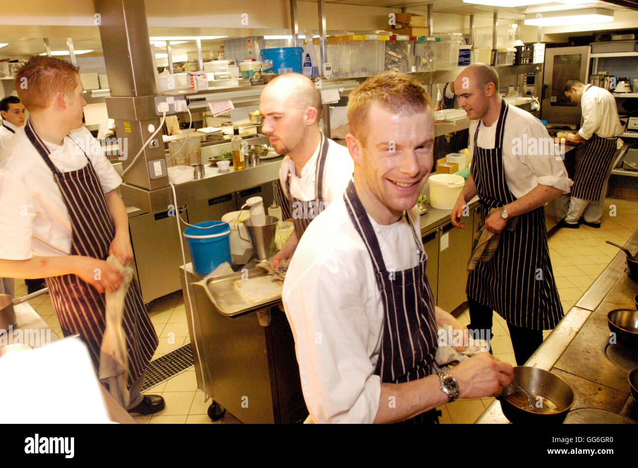Premiato chef Tom Aikens nella cucina del suo ristorante a Londra. Questo anno Aikens ha ottenuto due prestigiosi riconoscimenti ha annunciato al Tio Pepe ITV London Restaurant Awards 2004. Ha vinto il nuovo ristorante dell'anno e London Ristorante dell'anno. Marzo 2004. * I tassi più elevati si applicano * © Nick Cunard / Credito RetnaUK tutti gli usi Foto Stock