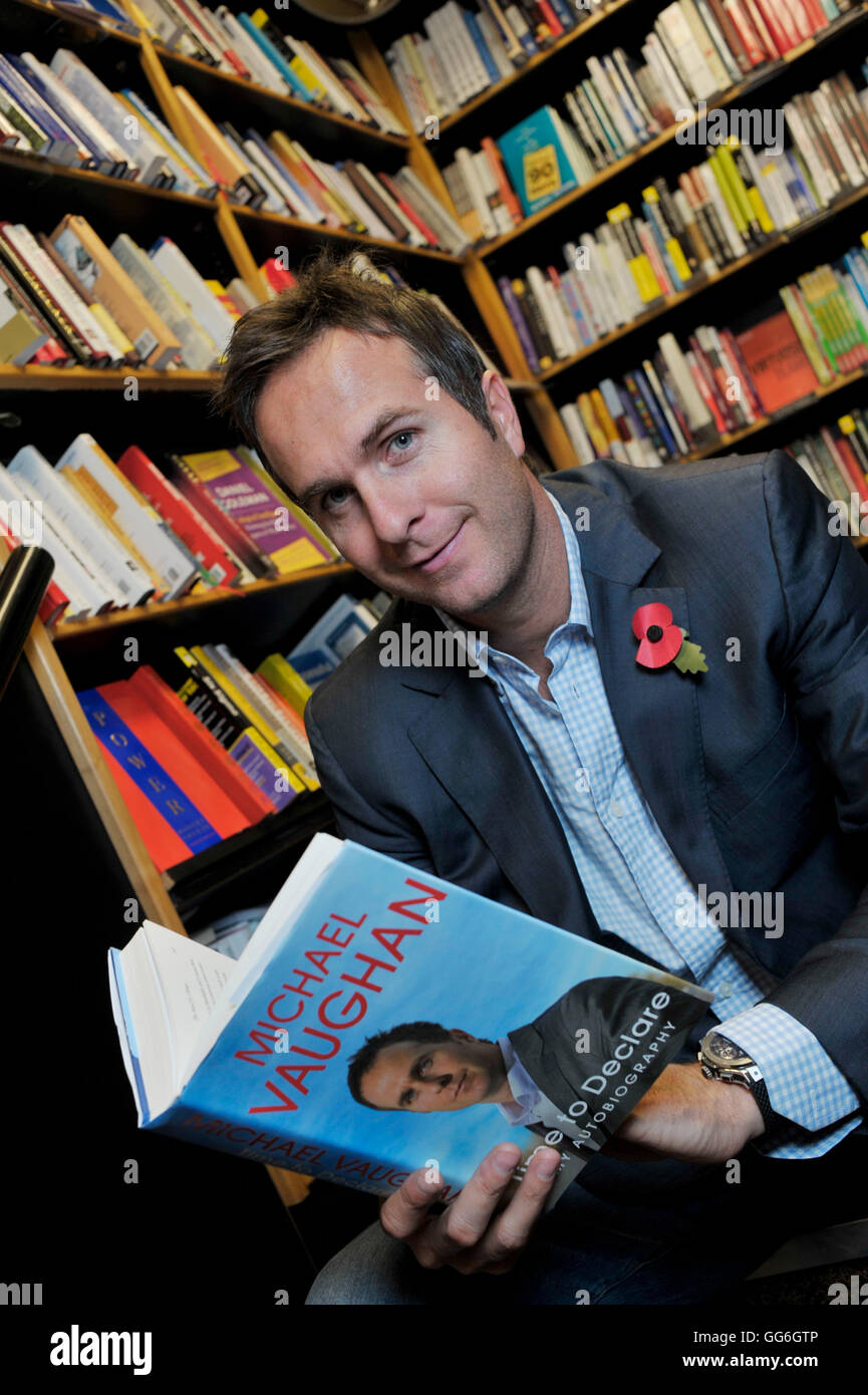 Ex capitano dell'Inghilterra, Cricketer Michael Vaughan e nuovo libro illustrato a booksigning a Waterstone's London Wall. Michael Vaughan racconta la piena, la storia avvincente di una notevole carriera - dai suoi primi giorni a Yorkshire, al suo emergere come un mondo di classe battitore; dalla partnership di successo con Duncan Fletcher che culminò nel sollevamento dell'urna al ovale in 2005, al ricorrente lesioni che infine costretto il suo pensionamento. Con l'intuizione che lo ha aiutato a portare il meglio di personalità differenti come Freddie Flintoff, Kevin Pietersen un Foto Stock