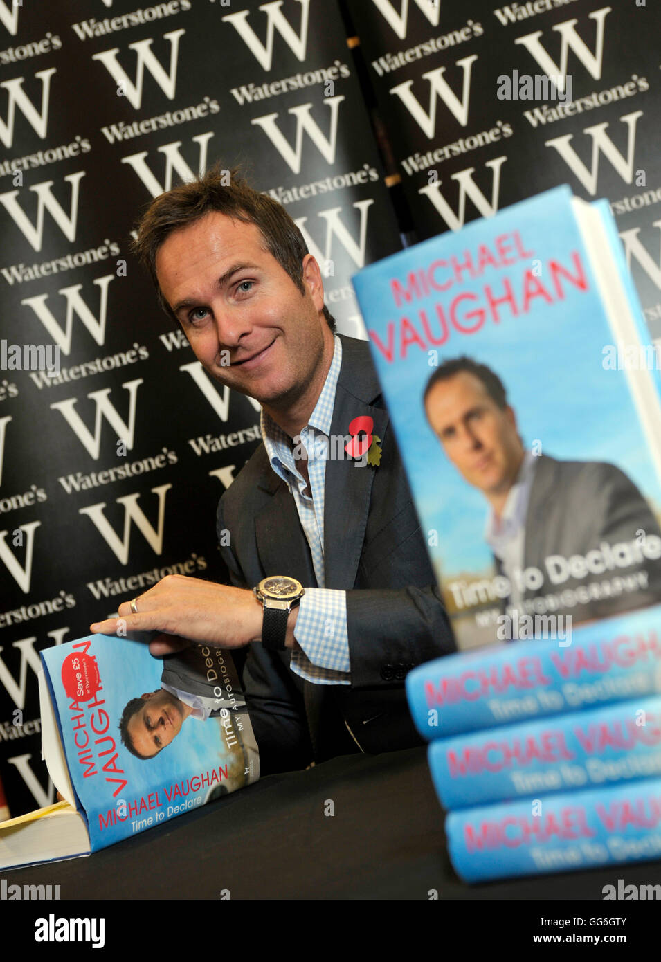 Ex capitano dell'Inghilterra, Cricketer Michael Vaughan e nuovo libro illustrato a booksigning a Waterstone's London Wall. Michael Vaughan racconta la piena, la storia avvincente di una notevole carriera - dai suoi primi giorni a Yorkshire, al suo emergere come un mondo di classe battitore; dalla partnership di successo con Duncan Fletcher che culminò nel sollevamento dell'urna al ovale in 2005, al ricorrente lesioni che infine costretto il suo pensionamento. Con l'intuizione che lo ha aiutato a portare il meglio di personalità differenti come Freddie Flintoff, Kevin Pietersen un Foto Stock