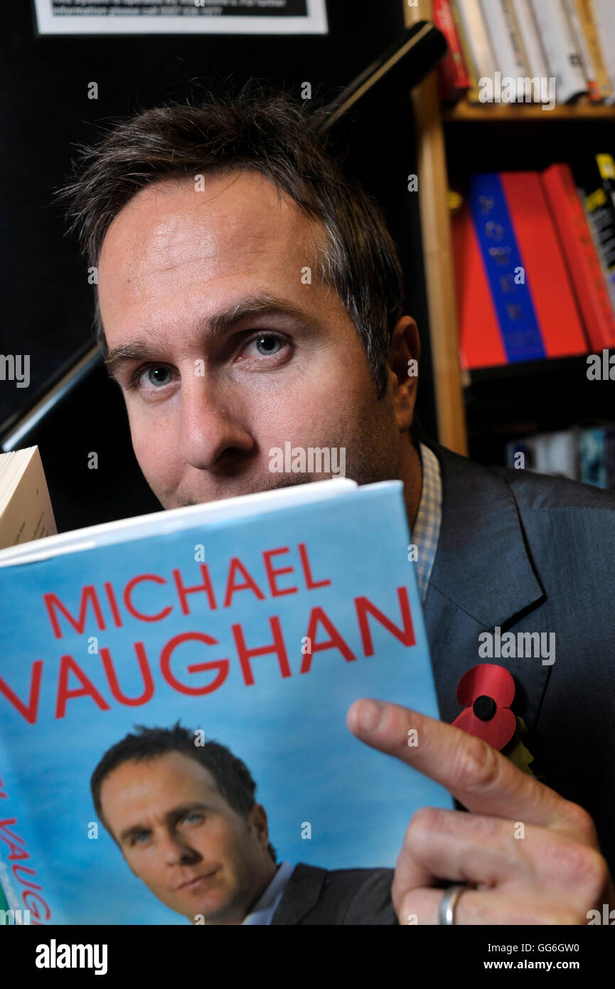Ex capitano dell'Inghilterra, Cricketer Michael Vaughan e nuovo libro illustrato a booksigning a Waterstone's London Wall. Michael Vaughan racconta la piena, la storia avvincente di una notevole carriera - dai suoi primi giorni a Yorkshire, al suo emergere come un mondo di classe battitore; dalla partnership di successo con Duncan Fletcher che culminò nel sollevamento dell'urna al ovale in 2005, al ricorrente lesioni che infine costretto il suo pensionamento. Con l'intuizione che lo ha aiutato a portare il meglio di personalità differenti come Freddie Flintoff, Kevin Pietersen un Foto Stock