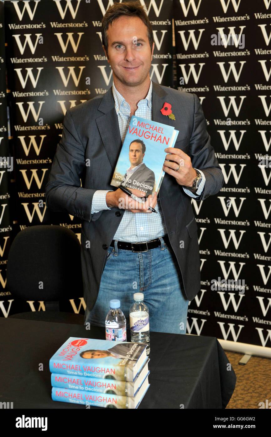 Ex capitano dell'Inghilterra, Cricketer Michael Vaughan e nuovo libro illustrato a booksigning a Waterstone's London Wall. Michael Vaughan racconta la piena, la storia avvincente di una notevole carriera - dai suoi primi giorni a Yorkshire, al suo emergere come un mondo di classe battitore; dalla partnership di successo con Duncan Fletcher che culminò nel sollevamento dell'urna al ovale in 2005, al ricorrente lesioni che infine costretto il suo pensionamento. Con l'intuizione che lo ha aiutato a portare il meglio di personalità differenti come Freddie Flintoff, Kevin Pietersen un Foto Stock