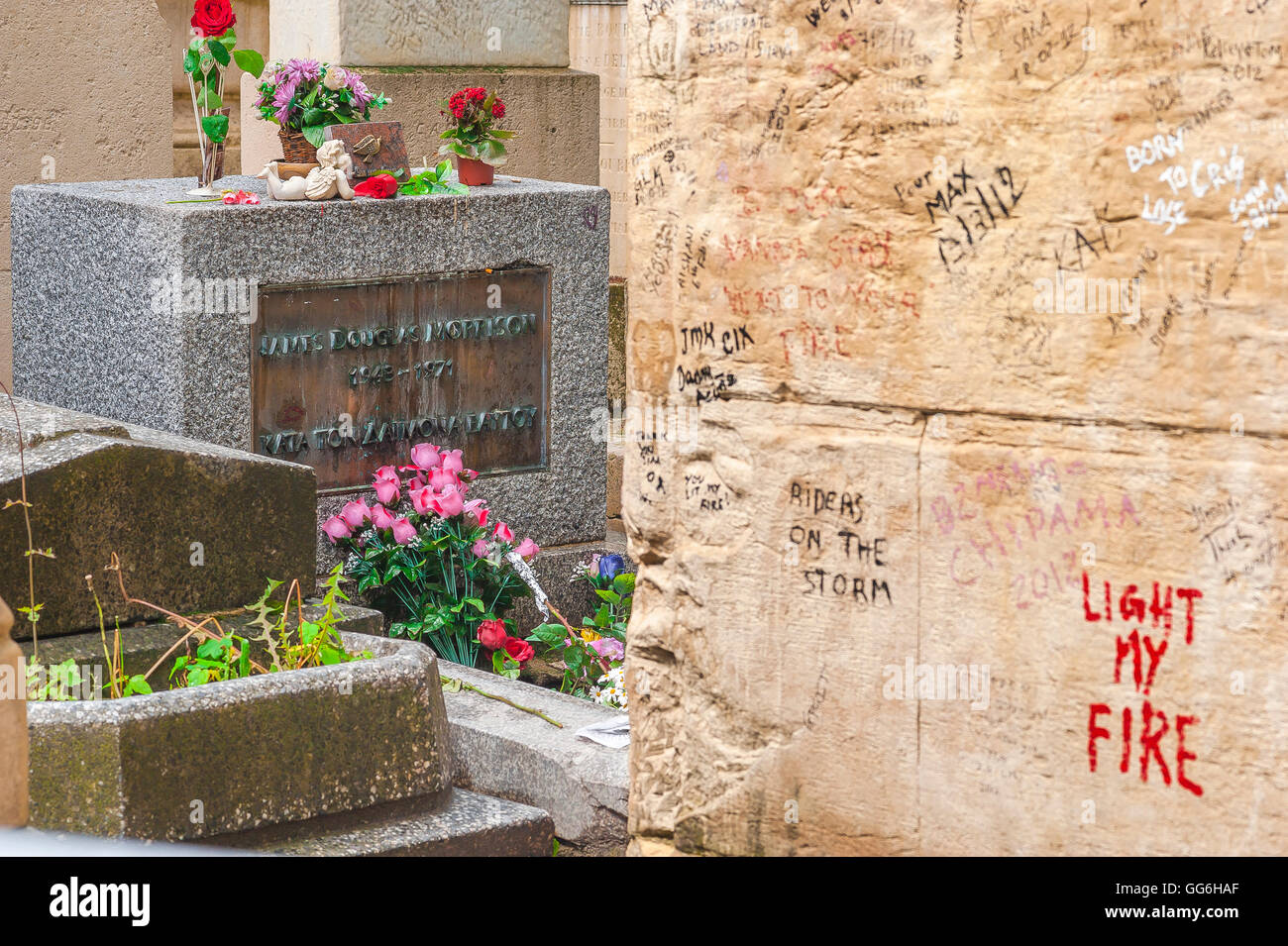 Parigi Jim Morrison, vista la tomba del musicista rock e poeta Jim Morrison nel cimitero di Pere Lachaise di Parigi, Francia. Foto Stock