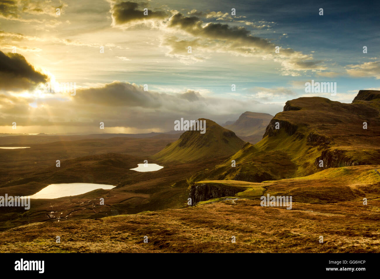 Tempesta la rottura oltre il Trotternish Ridge allo spuntar del giorno, Isola di Skye in Scozia Foto Stock