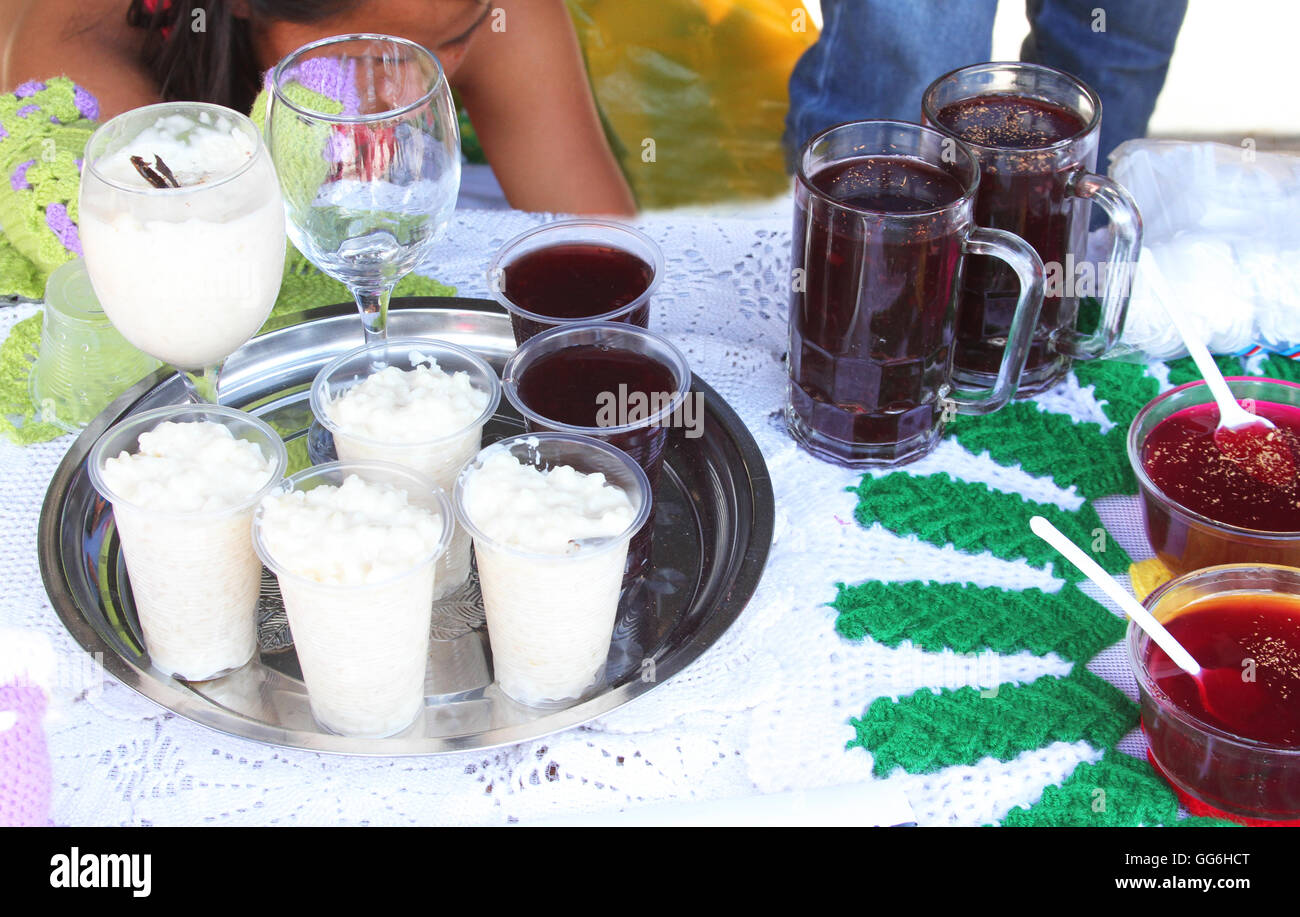 Visualizzazione di riso al latte con Arroz con leche e altri dolci peruviani Foto Stock