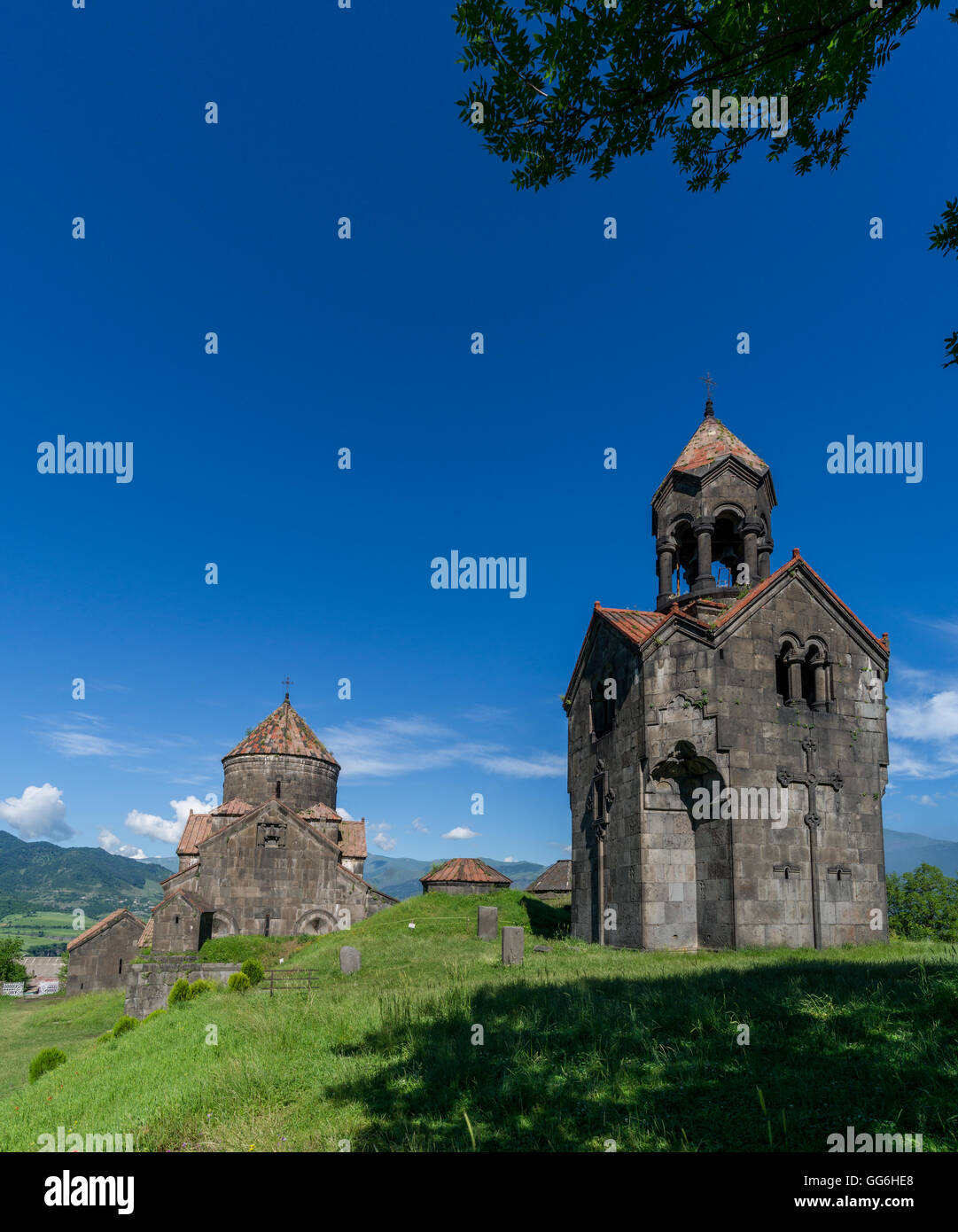 Campanile e San Nshan chiesa al monastero di Haghpat in Armenia Foto Stock