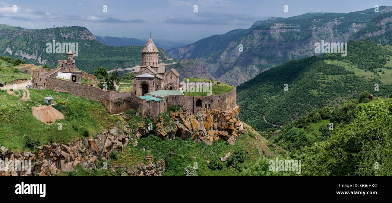 Vista panoramica del monastero di Tatev e Vorotan gorge in Armenia Foto Stock