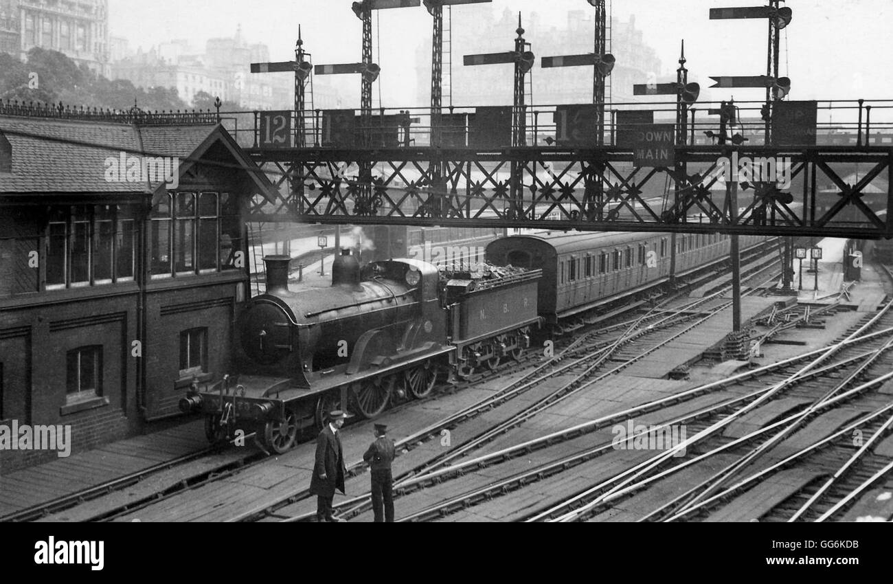 NBR 4-4-0 No.767 locomotiva a vapore su un treno alla stazione di Edinburgh Waverley Foto Stock