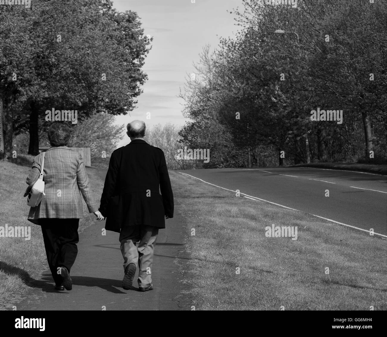 Coppia di anziani camminare in Banbury, Regno Unito Foto Stock