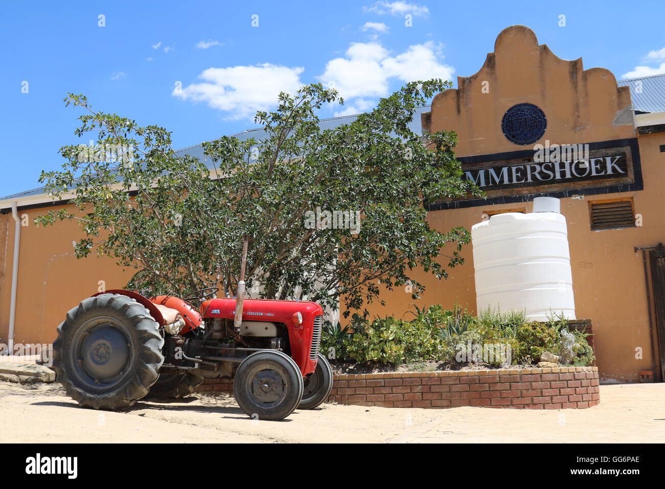 Il vecchio trattore a Lammershoek Cantina, Swartland, Sud Africa Foto Stock
