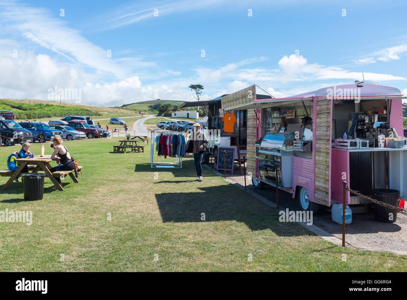 Furgoni vendita di alimenti e bevande e altre merci presso il parcheggio a Bantham Beach nel sud prosciutti, Devon Foto Stock