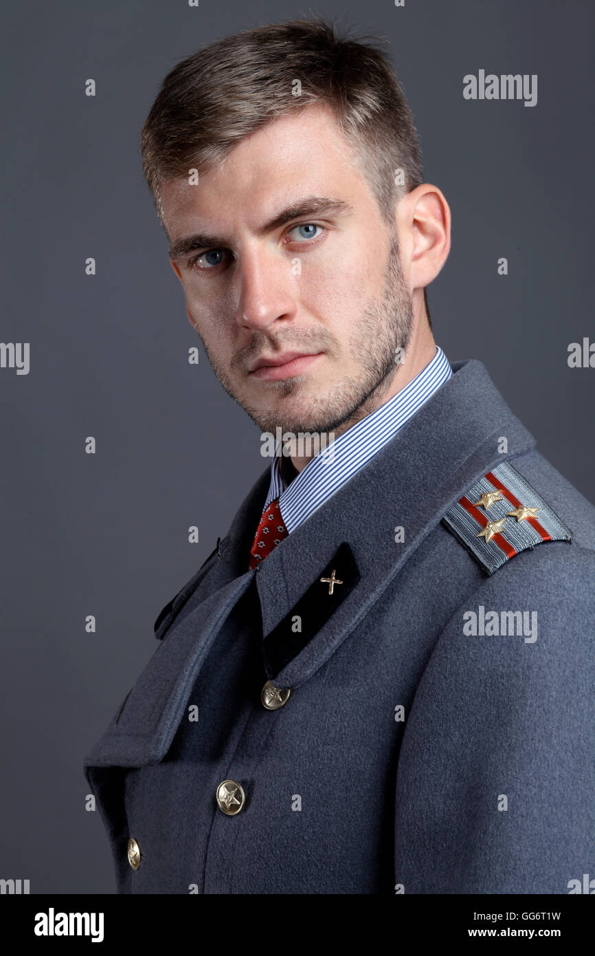 Close-up verticale di russo ufficiale militare Foto Stock