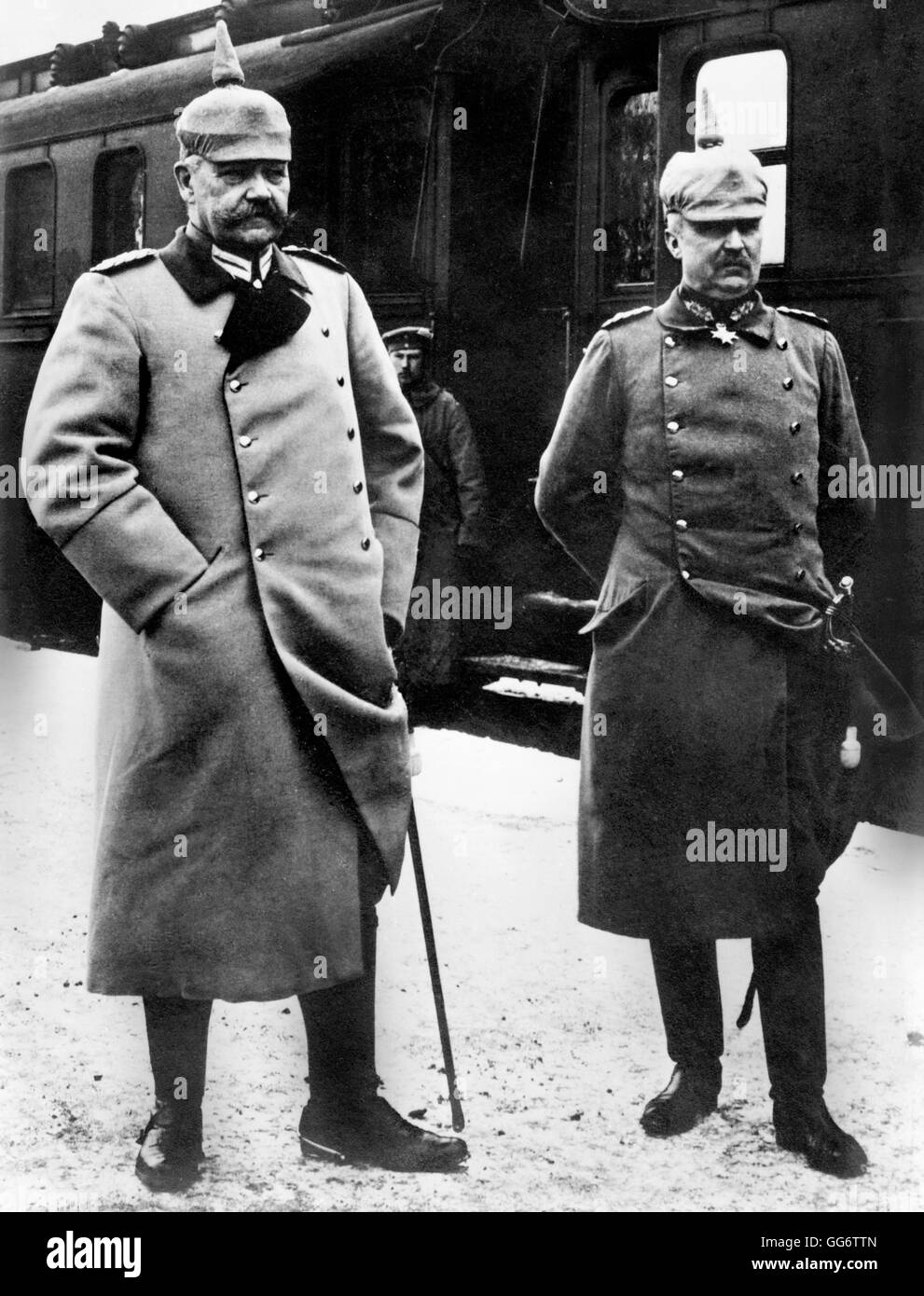 Feldmaresciallo Paul von Hindenburg (1847-1934), Direttore del tedesco generale dello staff e il suo vice, Erich Ludendorff (1865-1937). Essi sono serviti in quei posti da agosto 1916 in poi. Foto da Bain News Service, c.1915. Foto Stock