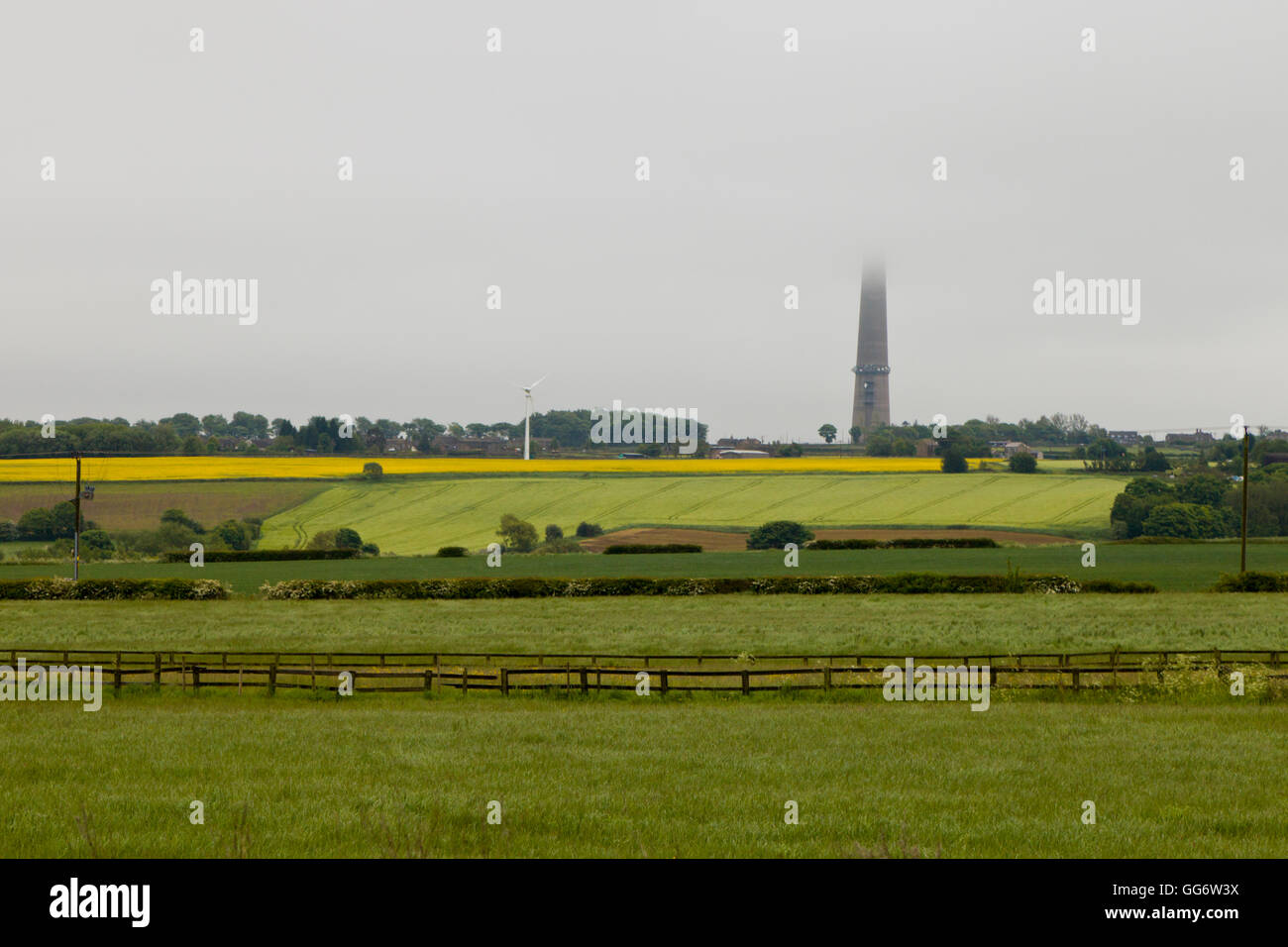 Emley Moor Mast - la piu' alta struttura autoportante in Regno Unito, coperto di nuvole di nebbia. Yorkshire England Regno Unito Foto Stock