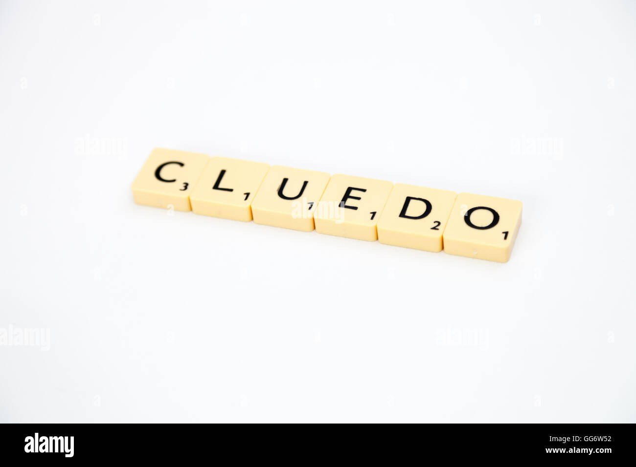 Scrabble piastrelle con lettere su di essi compitazione Cluedo. Foto Stock