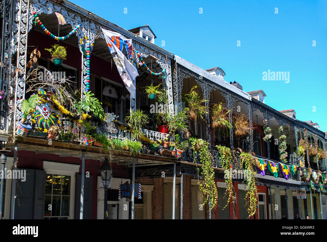 Un balcone nel Quartiere Francese di New Orleans vestite per Mardi Gras - Louisiana Stati Uniti d'America Foto Stock
