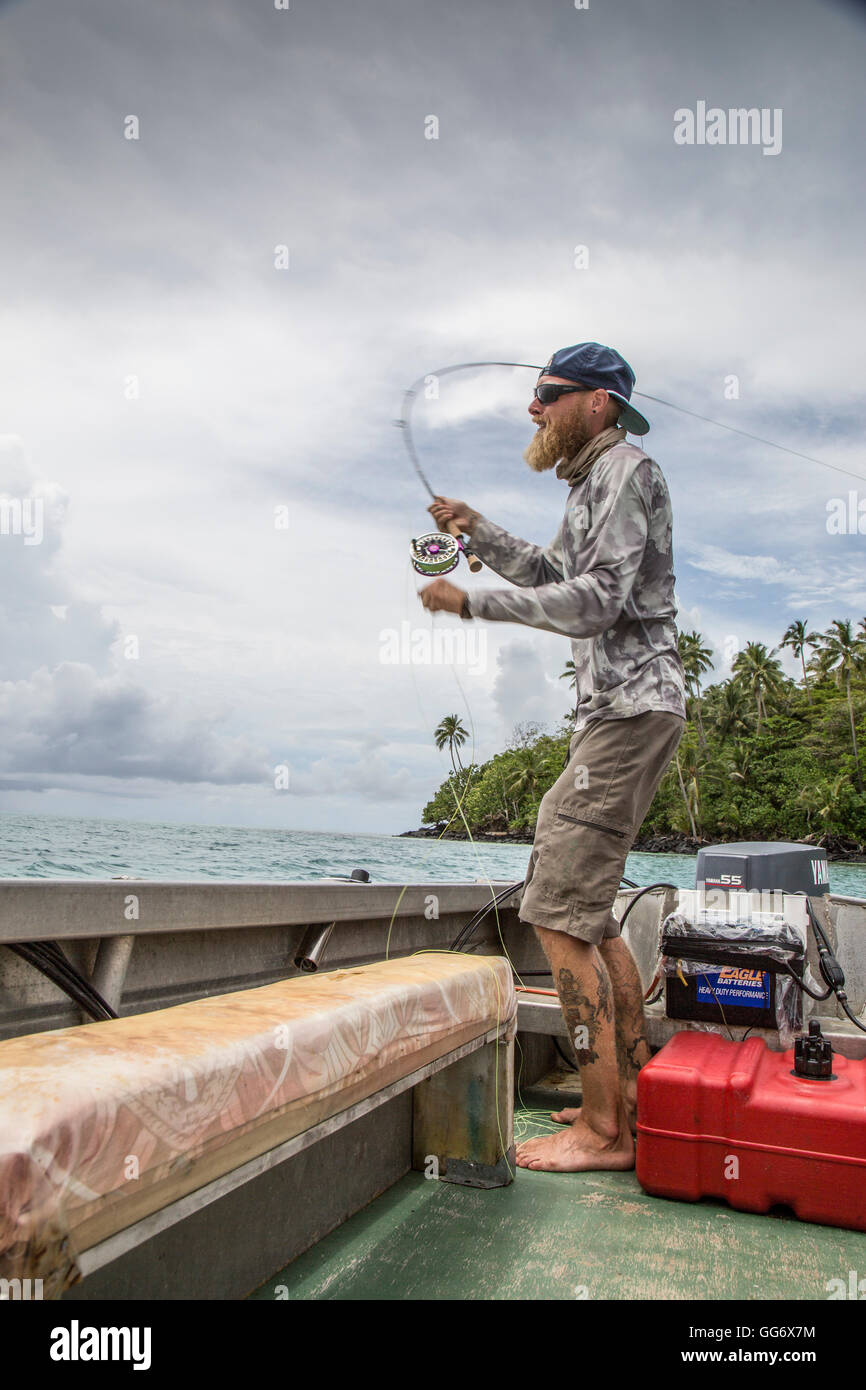 Il pescatore Jonathan Jones getta una canna da mosca mentre la pesca al largo dell'isola di Samoa. Foto Stock