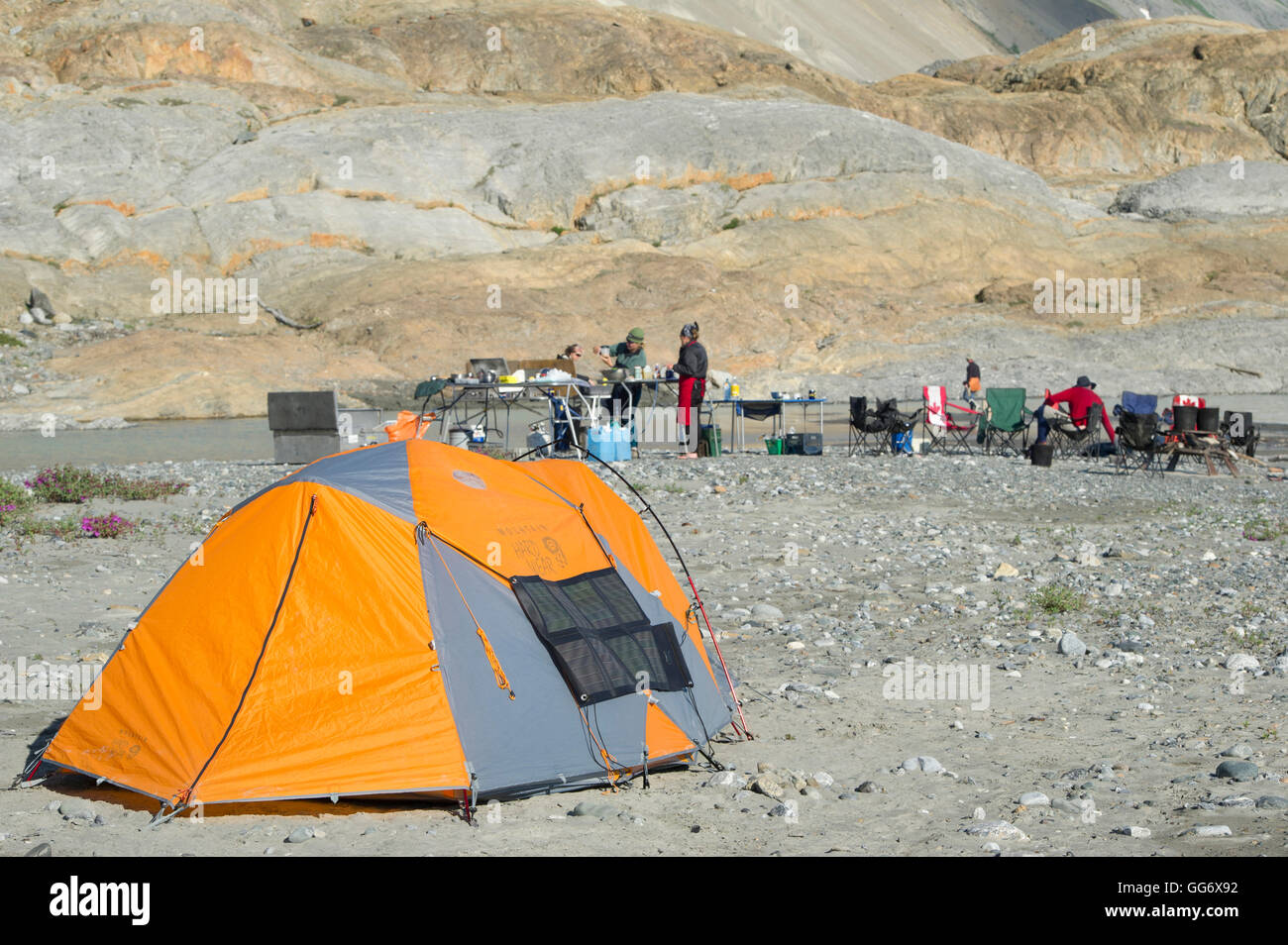 Pannello solare appeso tenda lungo le rive del fiume Alsek Foto Stock