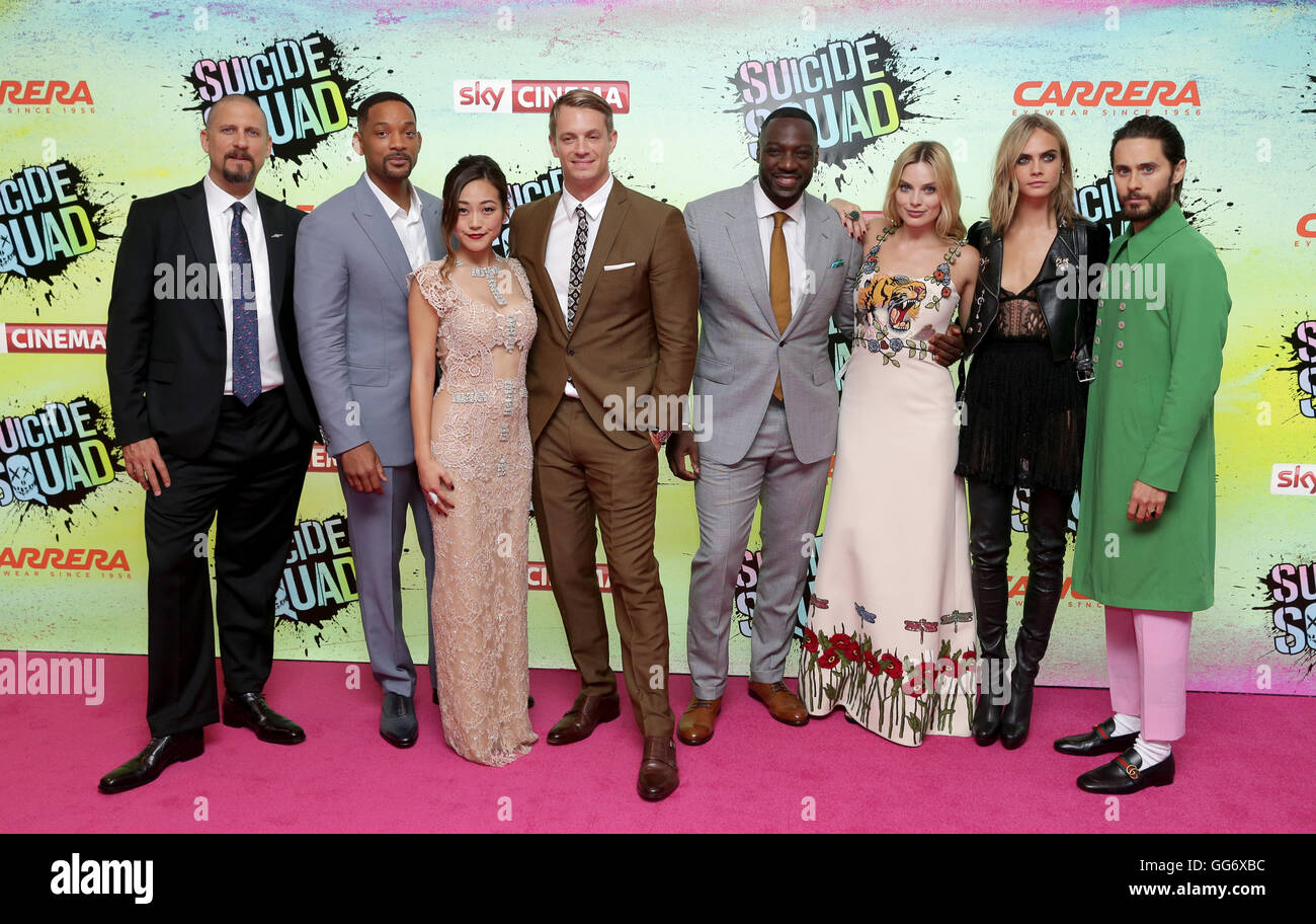 (Da sinistra a destra) Direttore David Ayer, Will Smith, Karen Fukuhara, Joel Kinnaman, Adewale Akinnuoye-Agbaje, Margot Robbie, Cara Delevingne e Jared Leto arriva per la squadra di suicidio Premiere europeo, all'Odeon Leicester Square, Londra. Stampa foto di associazione. Picture Data: Mercoledì 3 Agosto 2016. Vedere PA storia SHOWBIZ il suicidio. Foto di credito dovrebbe leggere: Daniel Leal-Olivas/PA FILO Foto Stock