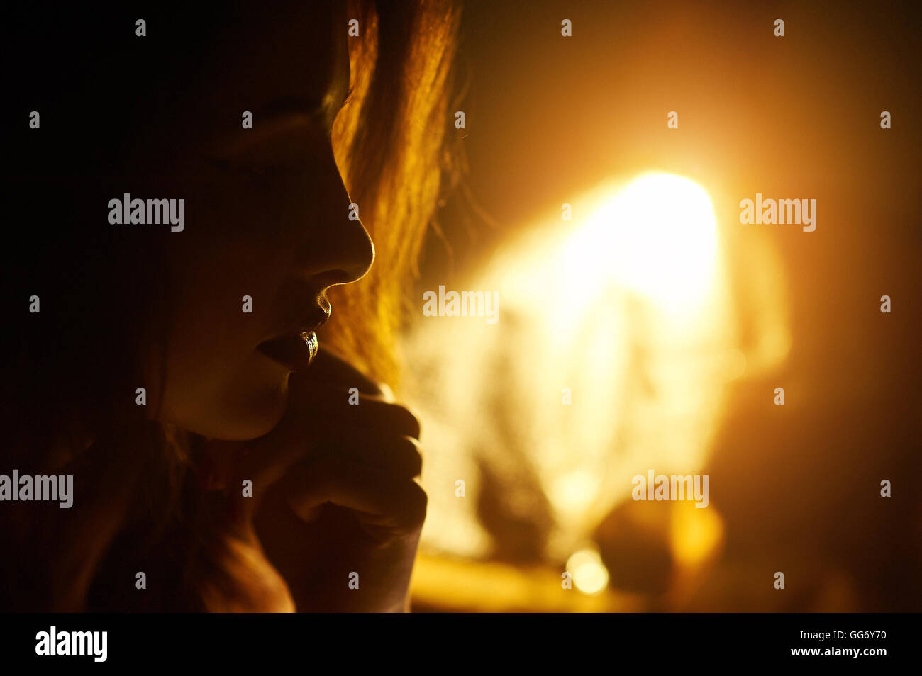 Silhouette di una giovane e bella donna retroilluminato Foto Stock