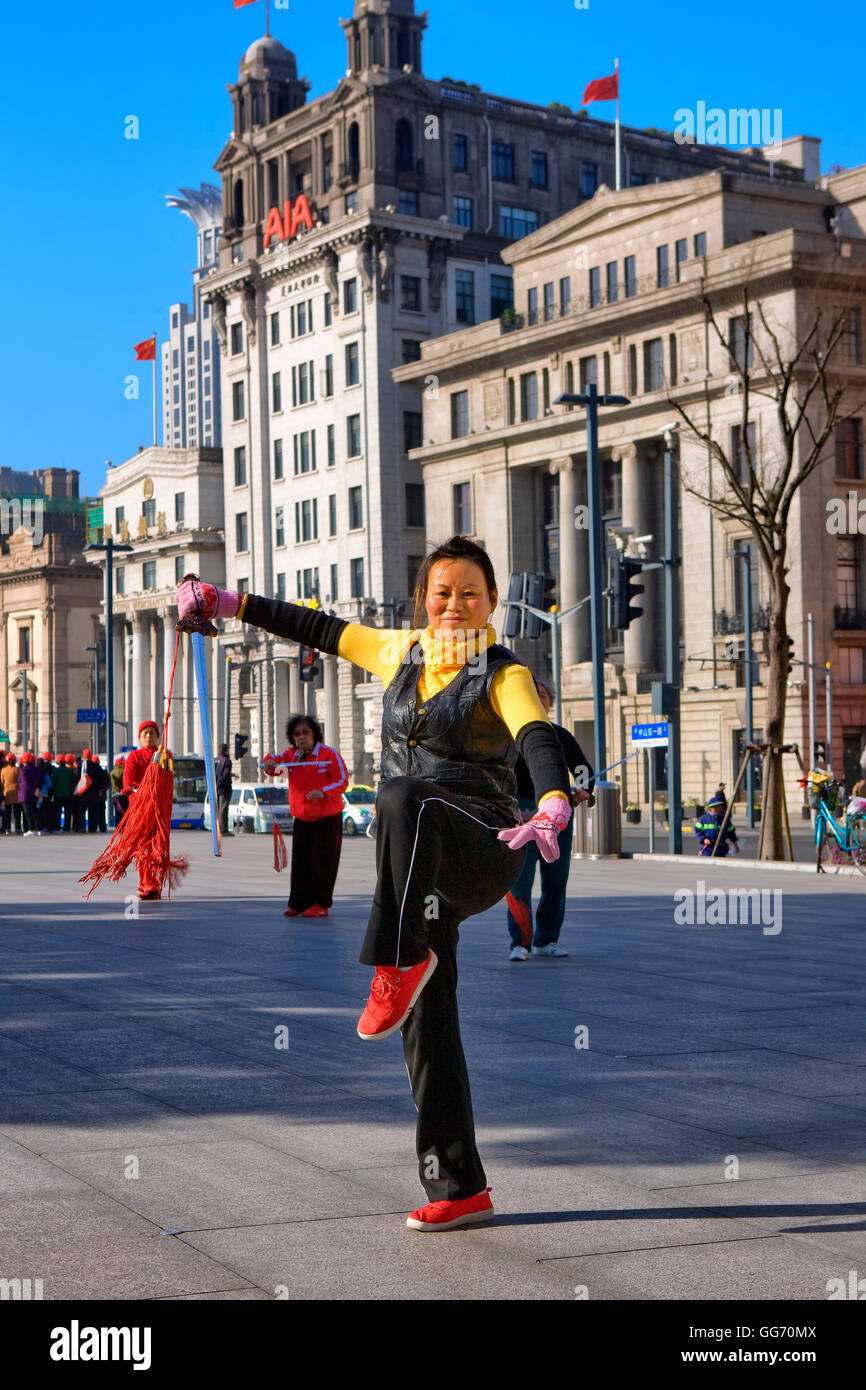 Donna matura eseguendo il Tai Chi esercizio sul Bund , Shanghai, Cina Foto Stock