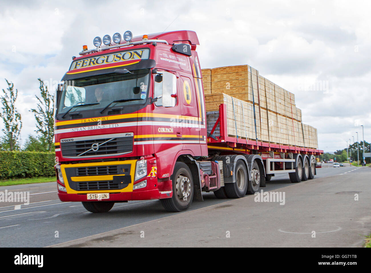 Volvo, Ferguson   trasporti trasporti di legname in Preston, Lancashire, Regno Unito Foto Stock