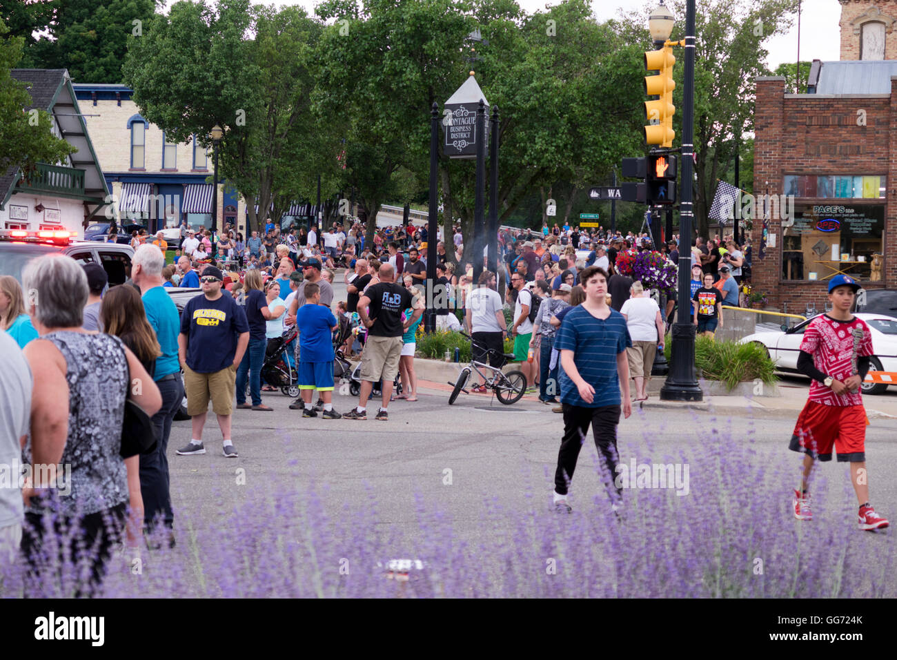 Grande folla assemblata nel centro cittadino di Montague, Michigan per l annuale 2016 Cruz In parata di vintage e antiche automobili e t Foto Stock