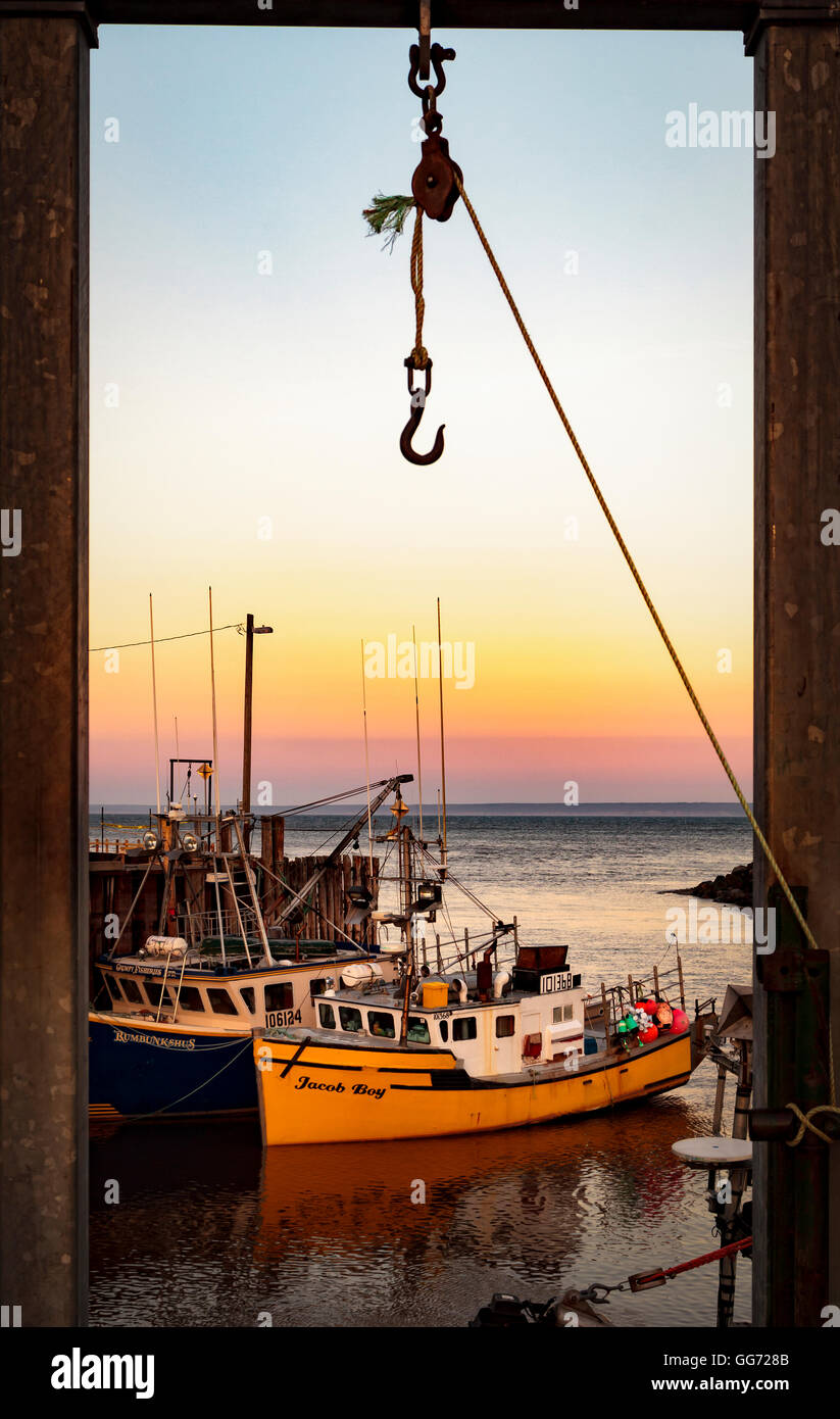 Incorniciato tramonto su alta marea sul molo di Alma con barche, Alma, Fundy National Park, Fundy, New Brunswick, Canada Foto Stock